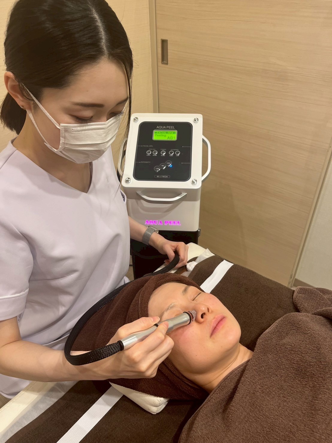 アクアピール施術中 ― 美容皮膚科ティファクリニック 横浜院