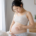 妊娠線を気にする女性の画像