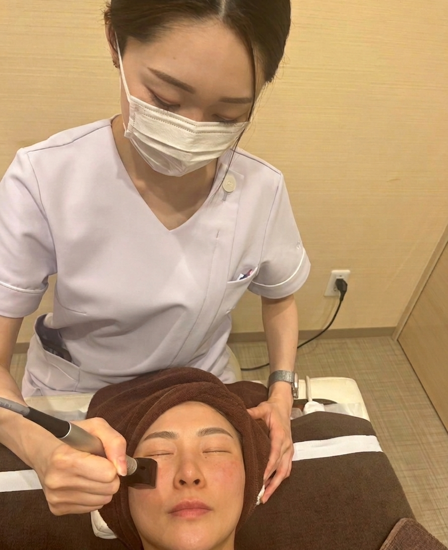 インモード（InMode）施術中 ― 美容皮膚科ティファクリニック 横浜院