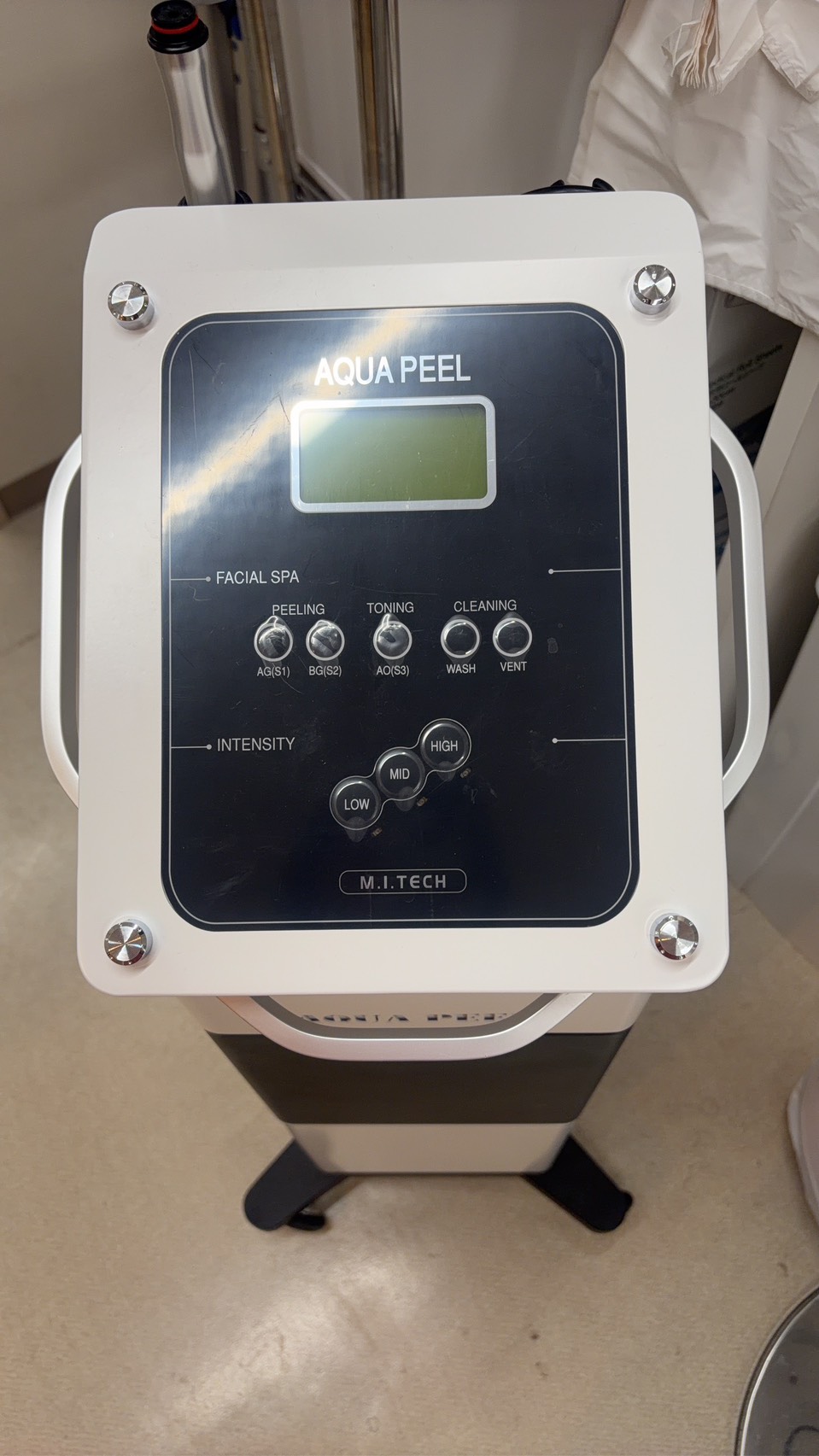 アクアピール施術中 ― 美容皮膚科ティファクリニック 横浜院